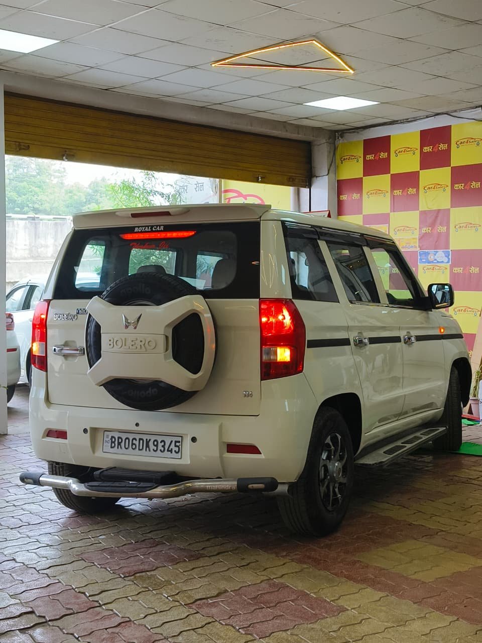 MAHINDRA BOLERO NEO N4